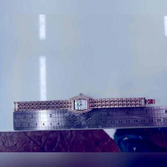 Nolan Miller stainless steel Rhinestone Gold tone Watch new battery working - Picture 7 of 7